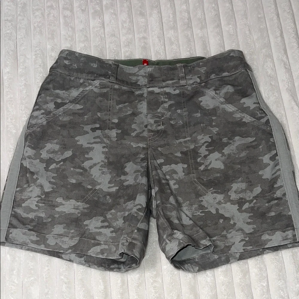 SPANX Camouflage Stretch Twill Shorts | Size Medium - Picture 1 of 4